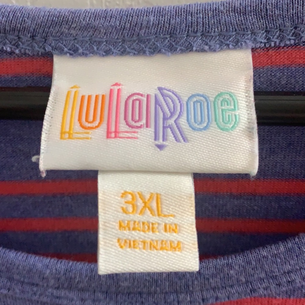 Lularoe Randy Tee ($BUNDLE AND SAVE$) - Picture 3 of 4